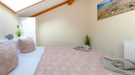 2 Schlafzimmer mit jeweils einem komfortablen Doppelbett (1,80 m x 2,00 m) und Kleiderschrank