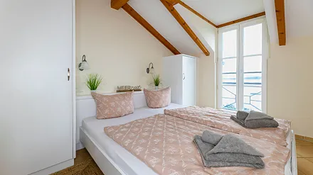 2 Schlafzimmer mit jeweils einem komfortablen Doppelbett (1,80 m x 2,00 m) und Kleiderschrank