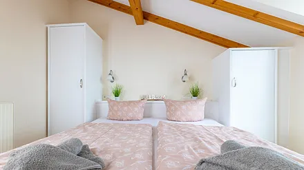 2 Schlafzimmer mit jeweils einem komfortablen Doppelbett (1,80 m x 2,00 m) und Kleiderschrank