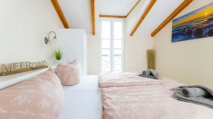 2 Schlafzimmer mit jeweils einem komfortablen Doppelbett (1,80 m x 2,00 m) und Kleiderschrank