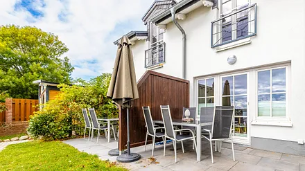 sonnige und bestuhlte Terrasse (Süd) mit Sonnenschirm und Seeblick