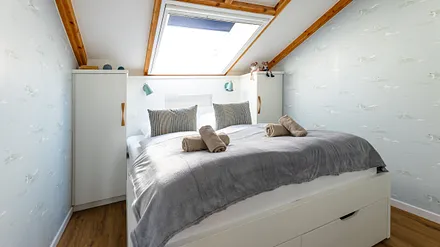 1. Schlafzimmer mit Dachfenster