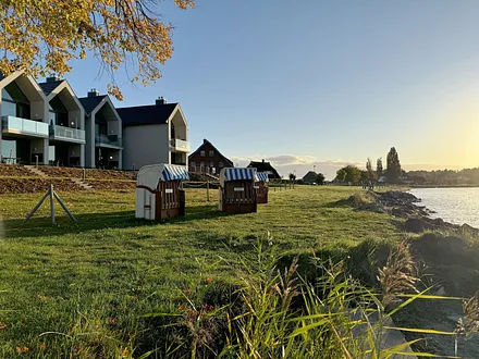 Blick auf die Strandkörbe der Wohnungen 04, 05 und 08 (Haus Seeblick) -direkt- am Bodden