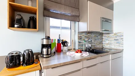 Küchenzeile mit Kaffeemaschine, Toaster, Wasserkocher