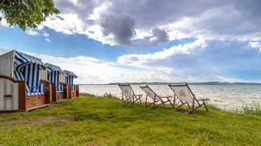 eigener Strandkorb (01.April - 31.Oktober) steht zum Entspannen im Freien direkt am Bodden zur Verfügung