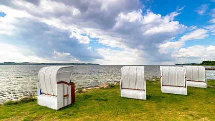 eigener Strandkorb (01.April - 31.Oktober) steht zum Entspannen im Freien direkt am Bodden zur Verfügung