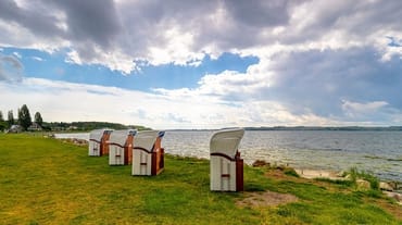 eigener Strandkorb (01.April - 31.Oktober) steht zum Entspannen im Freien direkt am Bodden zur Verfügung