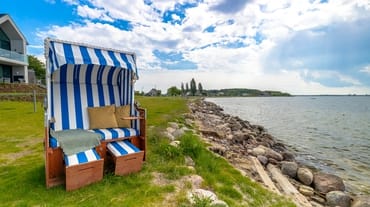 eigener Strandkorb (01.April - 31.Oktober) steht zum Entspannen im Freien direkt am Bodden zur Verfügung