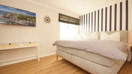 geräumiges Schlafzimmer mit Boxspringbett  (1,80 m x 2,00 m), Flachbild-TV und Kleiderschrank