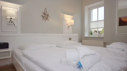 geräumiges Schlafzimmer mit Doppelbett (1,80 m x 2,00 m), Insektenschutzgitter und Kleiderschrank