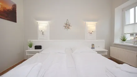 geräumiges Schlafzimmer mit Doppelbett (1,80 m x 2,00 m), Insektenschutzgitter und Kleiderschrank