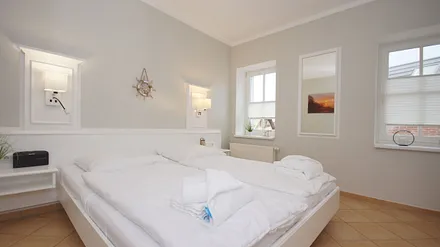 geräumiges Schlafzimmer mit Doppelbett (1,80 m x 2,00 m), Insektenschutzgitter und Kleiderschrank