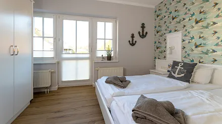 geräumiges Schlafzimmer mit Doppelbett (1,80 m x 2,00 m) und Kleiderschrank