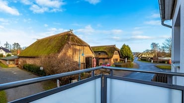 kleiner bestuhlter Balkon