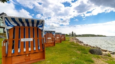 eigener Strandkorb (01.April - 31.Oktober) steht zum Entspannen im Freien direkt am Bodden zur Verfügung