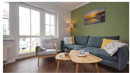 komfortabler Wohnbereich mit einer Couch (Aufbettungsmöglichkeit 1,40m x 1,90m), Couchtisch, Sessel, Stehlampe sowie eine Kommode mit Flachbild-TV 