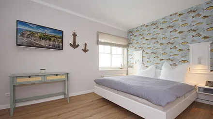 geräumiges Schlafzimmer mit Doppelbett (1,80 m x 2,00 m), Flachbild-TV und Kleiderschrank