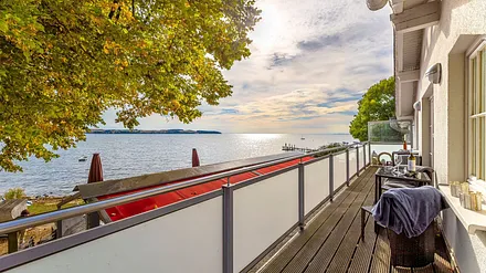 sonnige Dachterrasse (Süd/Ost) mit Balkonmöbeln und einzigartigem Seeblick