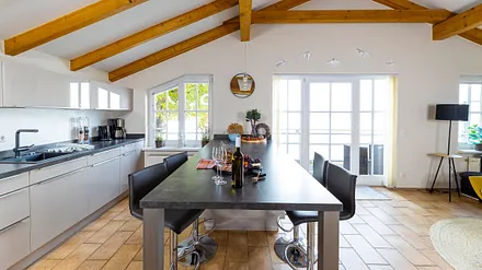 Essplatz in Form eines Bartisches