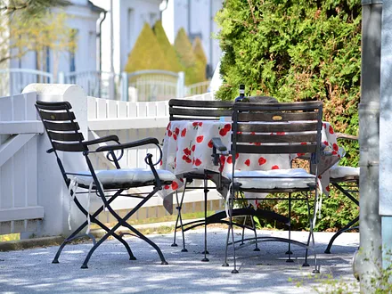 Die möblierte West-Terrasse