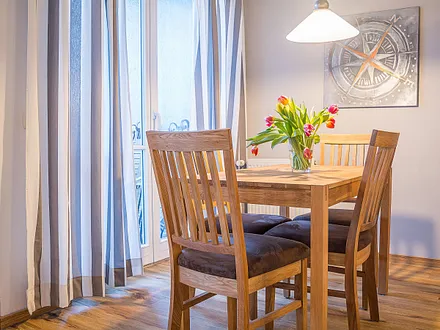 Der Esstisch mit Zugang zur Terrasse