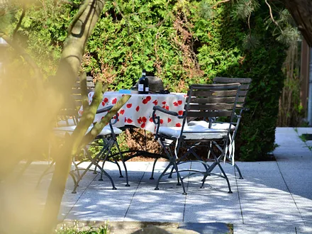 Die möblierte West-Terrasse