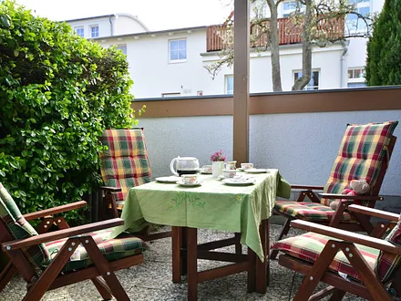 Die möblierte Ost-Terrasse