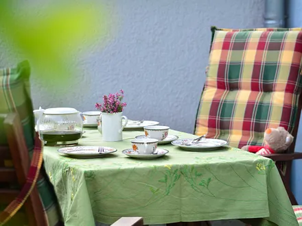 Die möblierte Ost-Terrasse