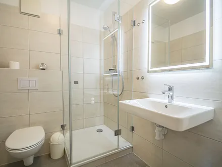 Das Bad mit Dusche und WC