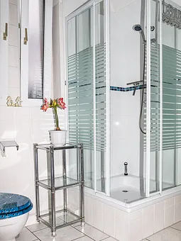 Bad - Dusche und Toalette