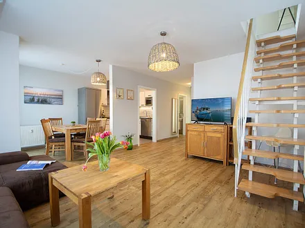 Der großzügige Wohnbereich mit Treppe zum Dachgeschoss