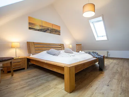 Das dritte Schlafzimmer im Dachgeschoss mit Doppelbett