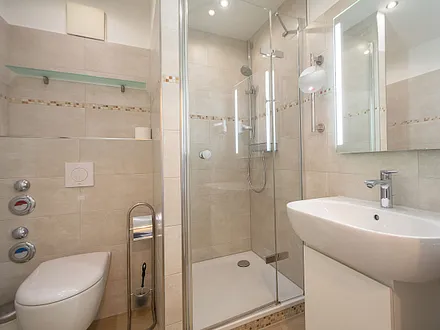 Das Bad mit Dusche und WC