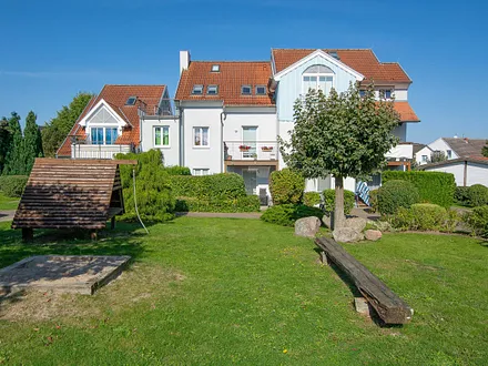 Die großzügig angelegte Außenanlage