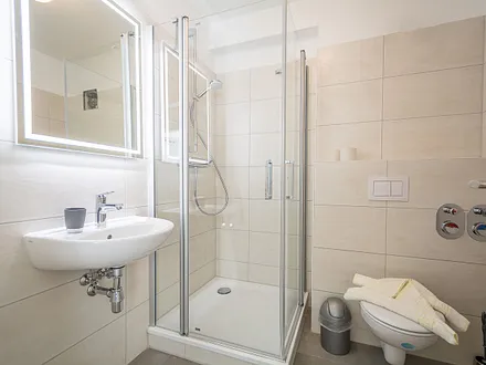 Das bad mit Dusche und WC