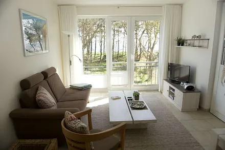 heller Wohnbereich mit direktem Meerblick