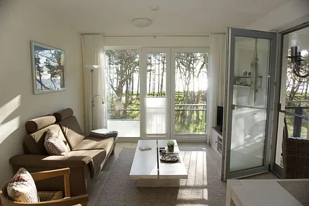 heller Wohnbereich mit direktem Meerblick