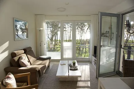 Wohnzimmer mit Zugang zur Loggia/Balkon