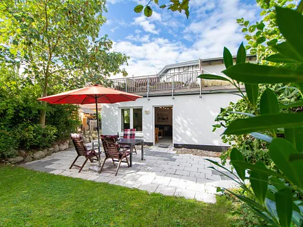 Die möblierte Terrasse und der Garten