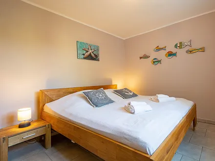 Das erste Schlafzimmer mit Doppelbett