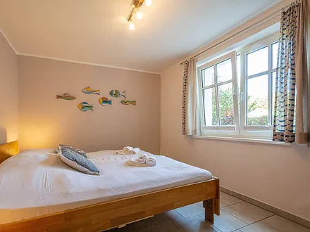 Das erste Schlafzimmer mit Doppelbett