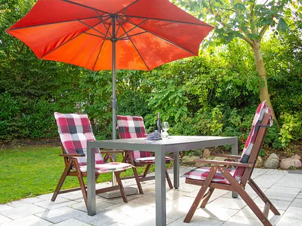 Die möblierte Terrasse mit kleinem Rasen