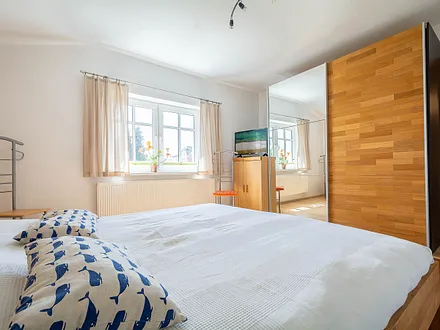 Das 1. Schlafzimmer mit Doppelbett und großem Kleiderschrank