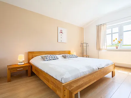 Das 1. Schlafzimmer mit Doppelbett