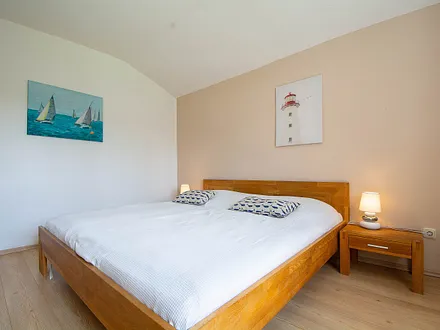 Das 1. Schlafzimmer mit Doppelbett