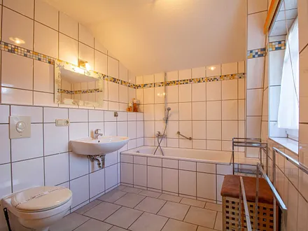 Das 1. Bad mit Badewanne und WC (über das 3. Schlafzimmer erreichbar)