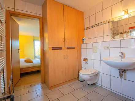 Das 1. Bad mit Badewanne und WC (über das 3. Schlafzimmer erreichbar)
