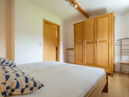 Das 2. Schlafzimmer mit Doppelbett und großem Kleiderschrank
