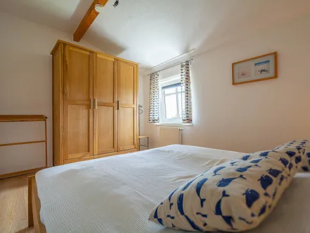 Das 2. Schlafzimmer mit Doppelbett und großem Kleiderschrank