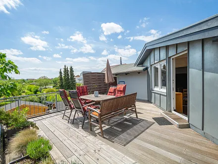 Die möblierte großzügige Dachterrasse